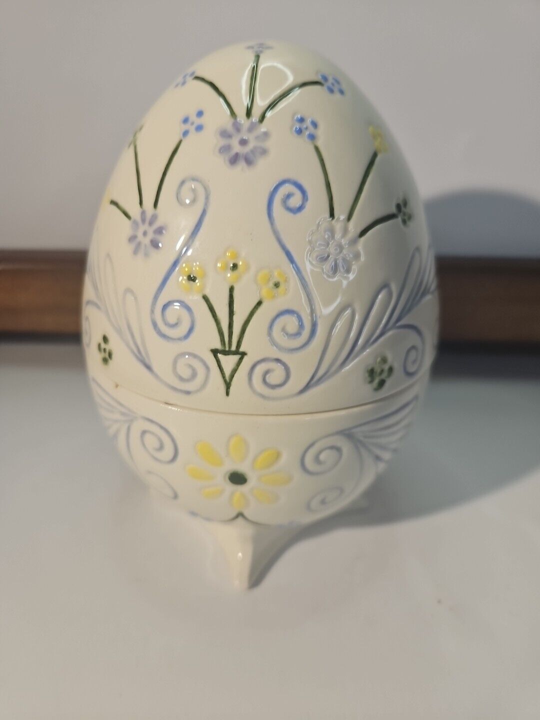 VINTAGE Footed White  / Yellow Daisy Ceramic EASTER Egg Covered Candy Dish Sign 
