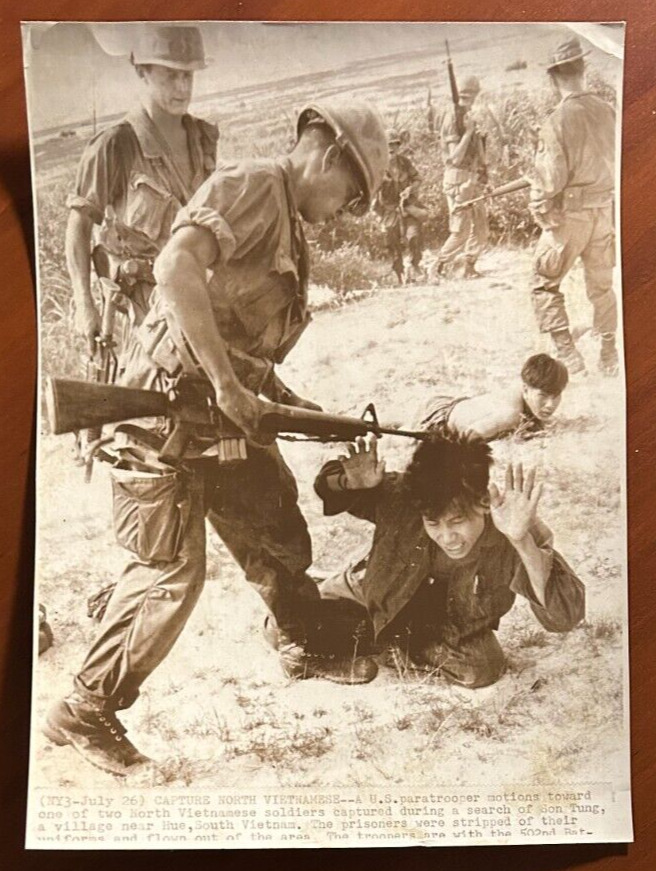 1968 Photo-Vietnam War Paratroopers Capture 2 Vietcong Near Hue
