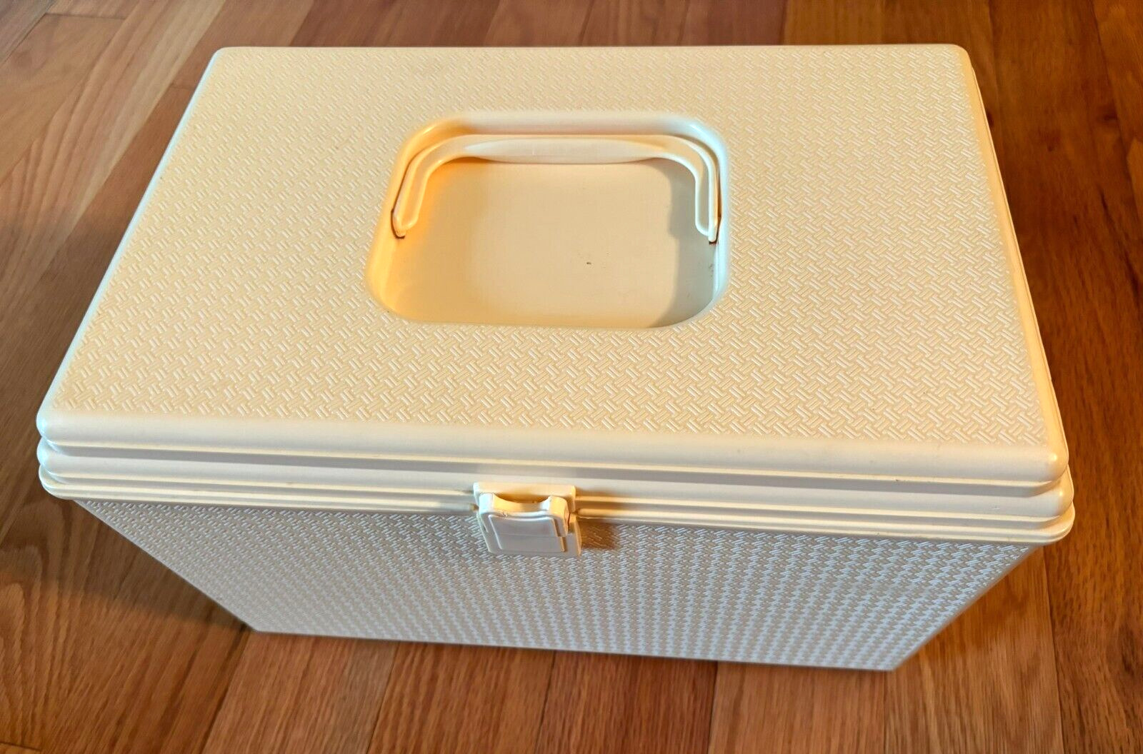 Vintage Sewing Storage Thread Supply Plastic Case Box ivory plastic 13 x7 x8 .5
