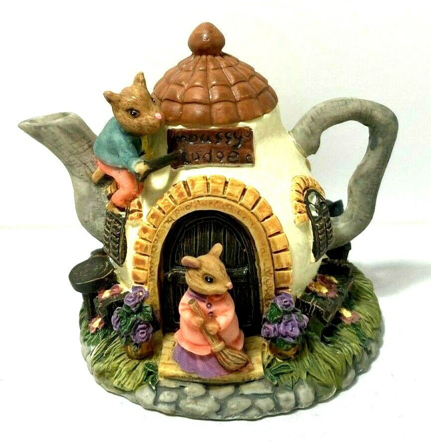 Dezine  Cottage Teapot Figurine with Mice  1993 3.5\