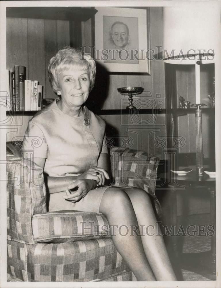 1968 Press Photo Mrs. Hubert Humphrey a gracious host at their Waverly home