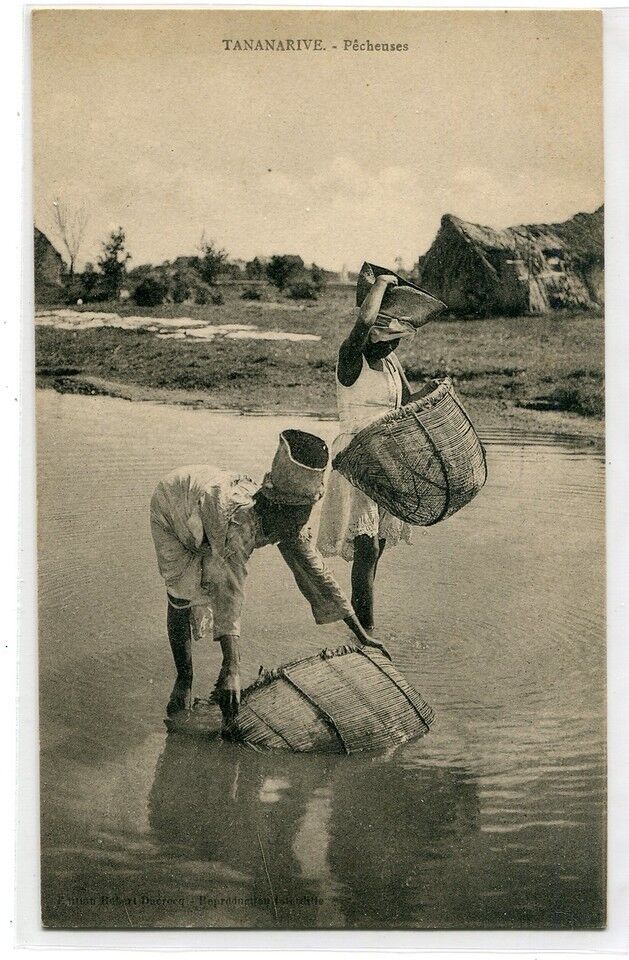 Pecheuses Fishing Women Tananarive Antananarivo  Madagascar 1910s postcard