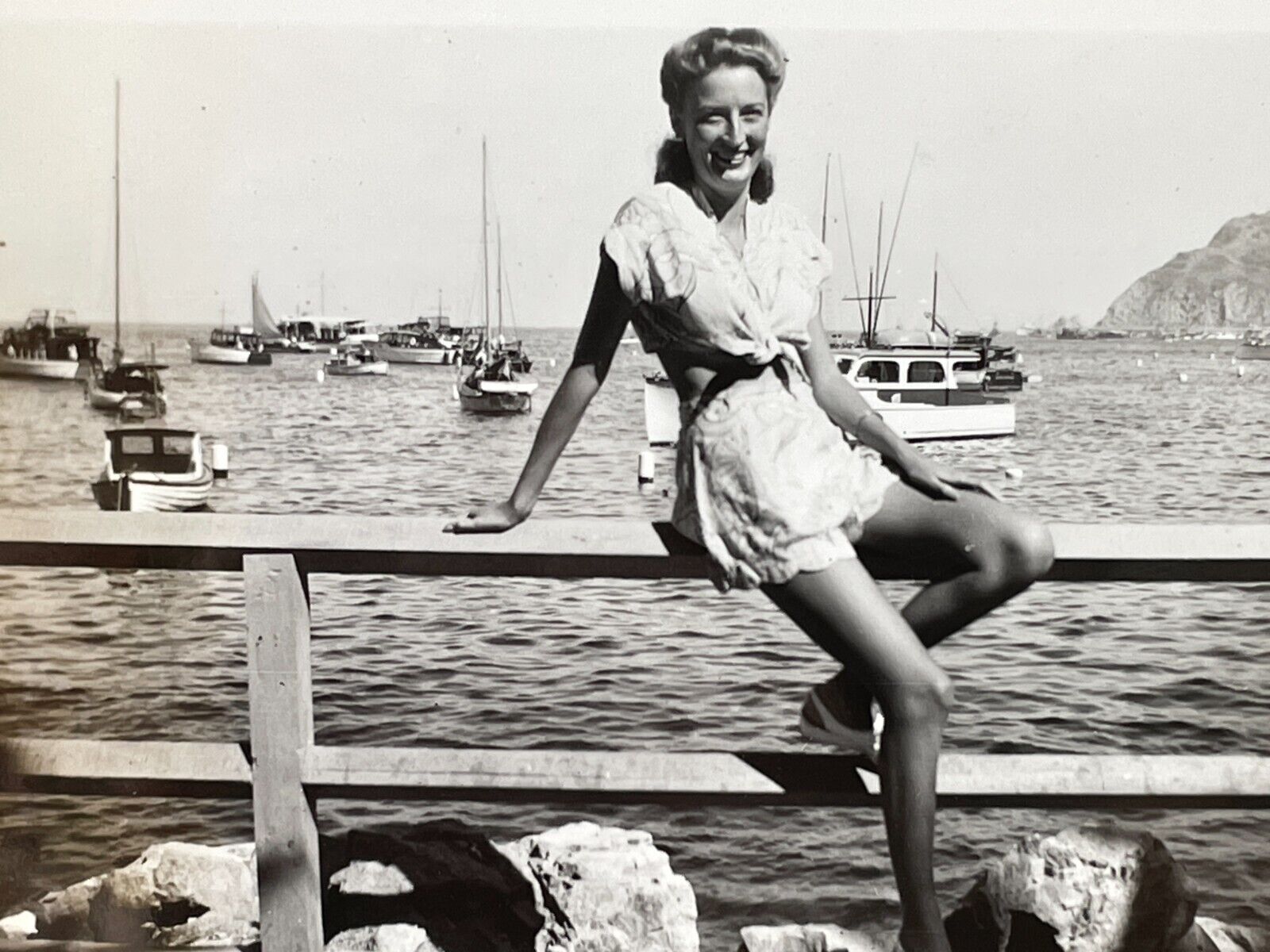 Ui Photograph Beautiful Woman Sexy Legs Boats Harbor Ocean 1940-50's