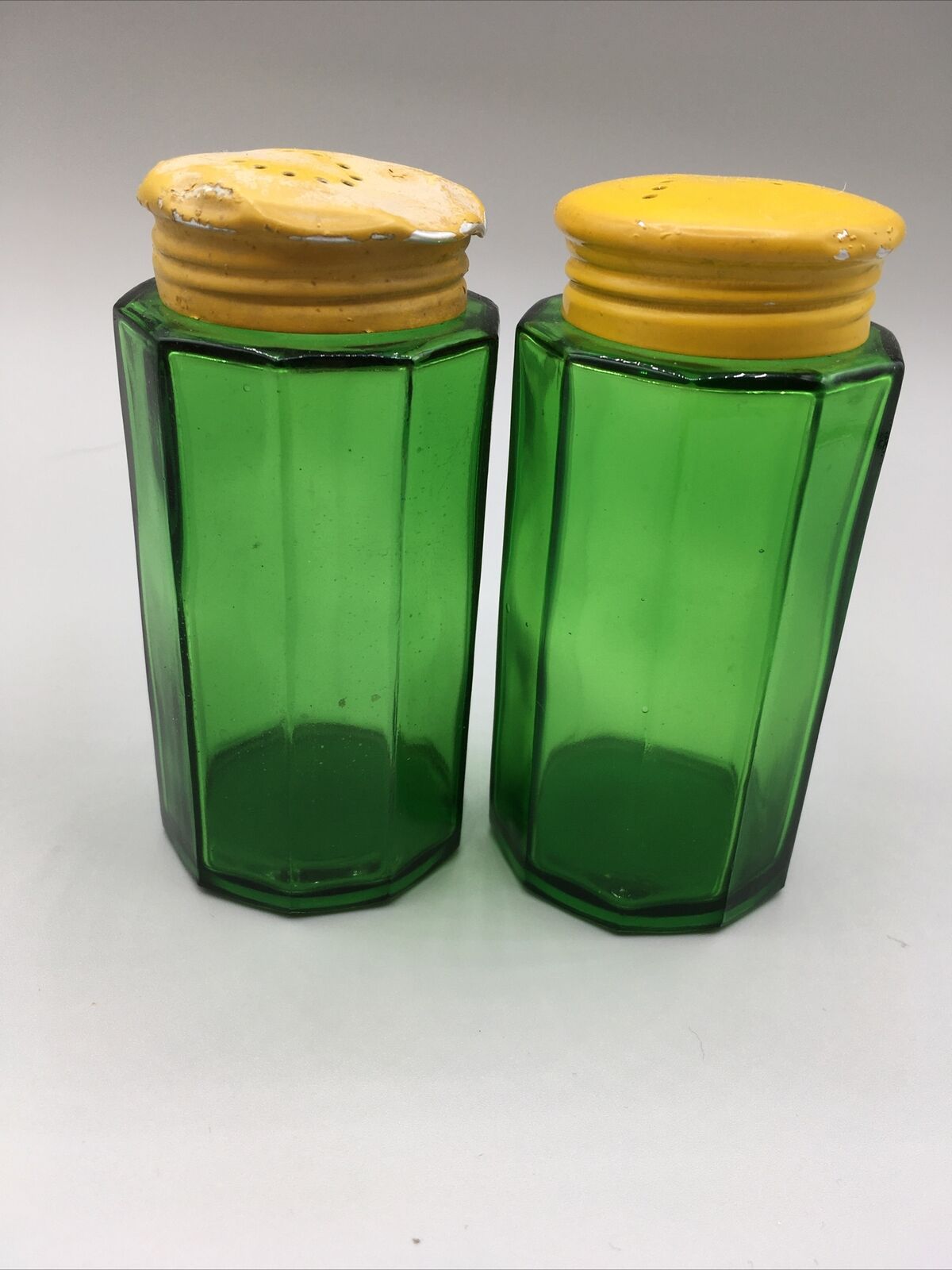 vth pair emerald green glass salt pepper shakers 10 sided yellow metal screw top