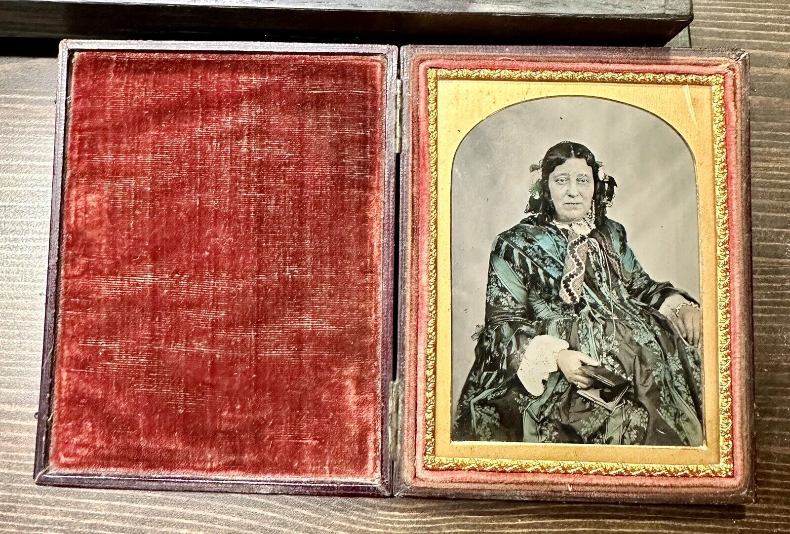 1/4 AMBROTYPE SAD LADY AMAZING TINTED DRESS HOLDING PHOTO PIP MOURNING? 1800s