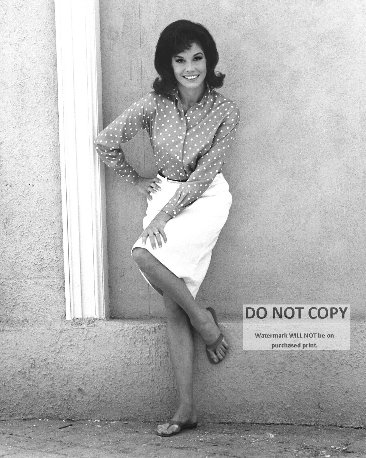 ACTRESS MARY TYLER MOORE - 8X10 PUBLICITY PHOTO (ZY-766)