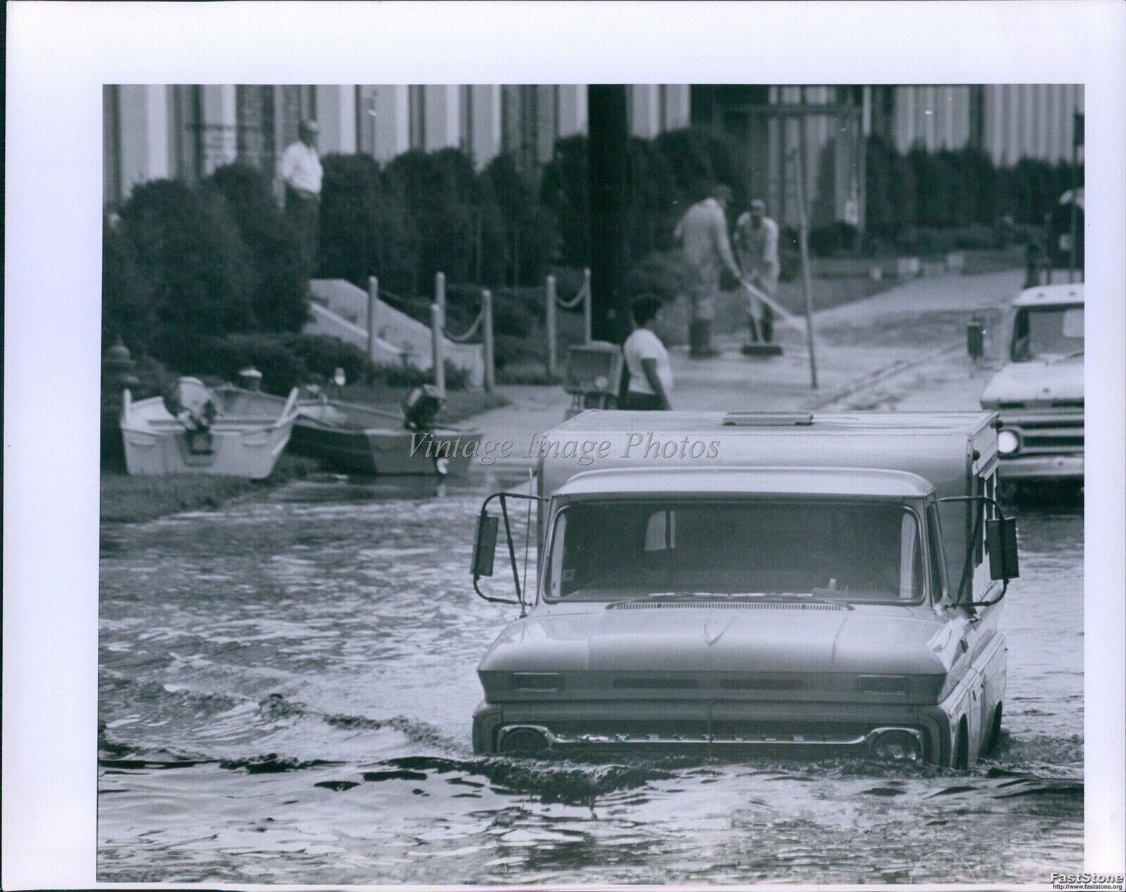 1977 Kansas City Flood Cars In Street Men Hose Sidewalk Historic 8X10 Photo