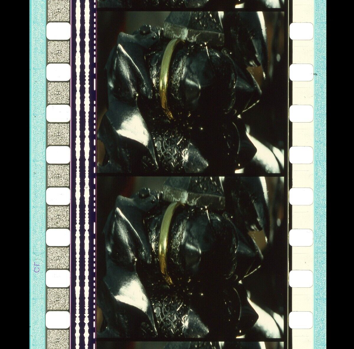 LOTR : Fellowship of Ring - Ring on Sauron's hand - 35mm 5 Cell Film Strip SC090