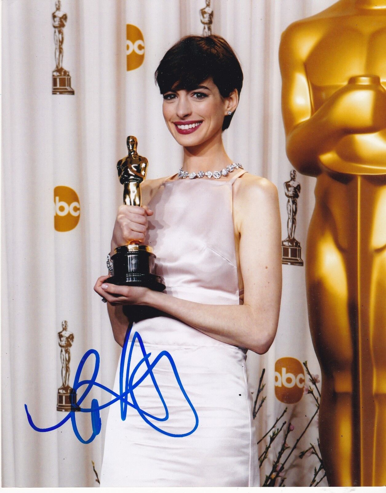 ANNE HATHAWAY SIGNED 8X10 PHOTO AUTHENTIC AUTOGRAPH PROOF CATWOMEN OSCAR COA