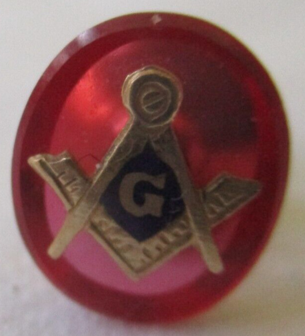 VINTAGE MASONIC FREEMASON GOLD TONE SQAURE & COMPASS PIN ON CLEAR RED BACKING