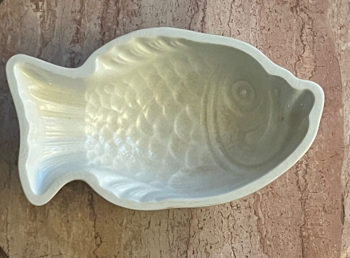 Vintage SOCIETE CERAMIQUE MAESTRICHT White Ceramic FISH MOLD dish bowl Holland