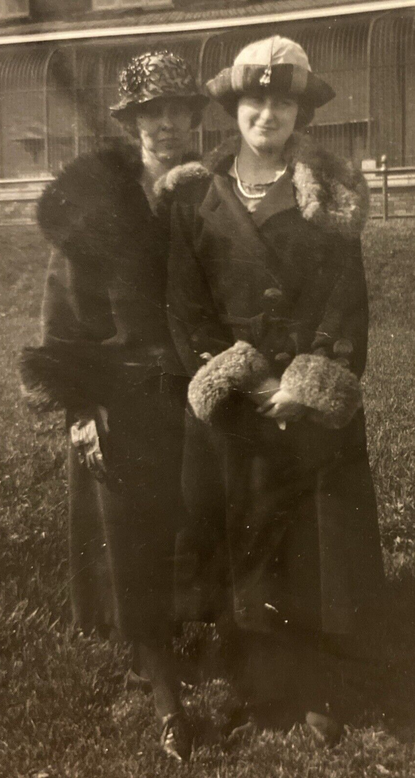 1910s-1920s Pretty Women Ladies Fashion Fur Coats Original Real Old Photo P11g2