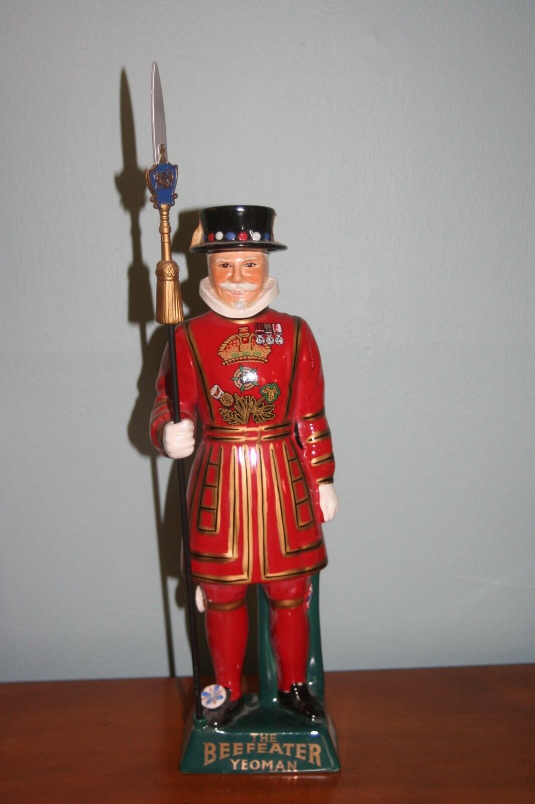 Vintage 1960s The Beefeater Yeoman Gin Ceramic Decanter Bottle Carlton Ware 