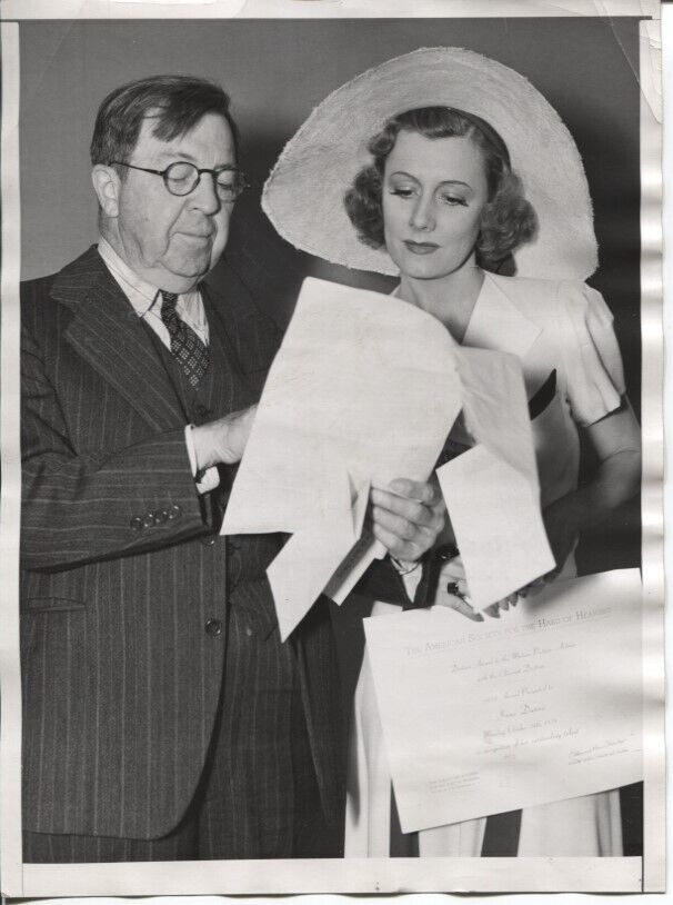1938 Press Photo Actress Irene Dunne Receving Award Perfect Speech & Diction
