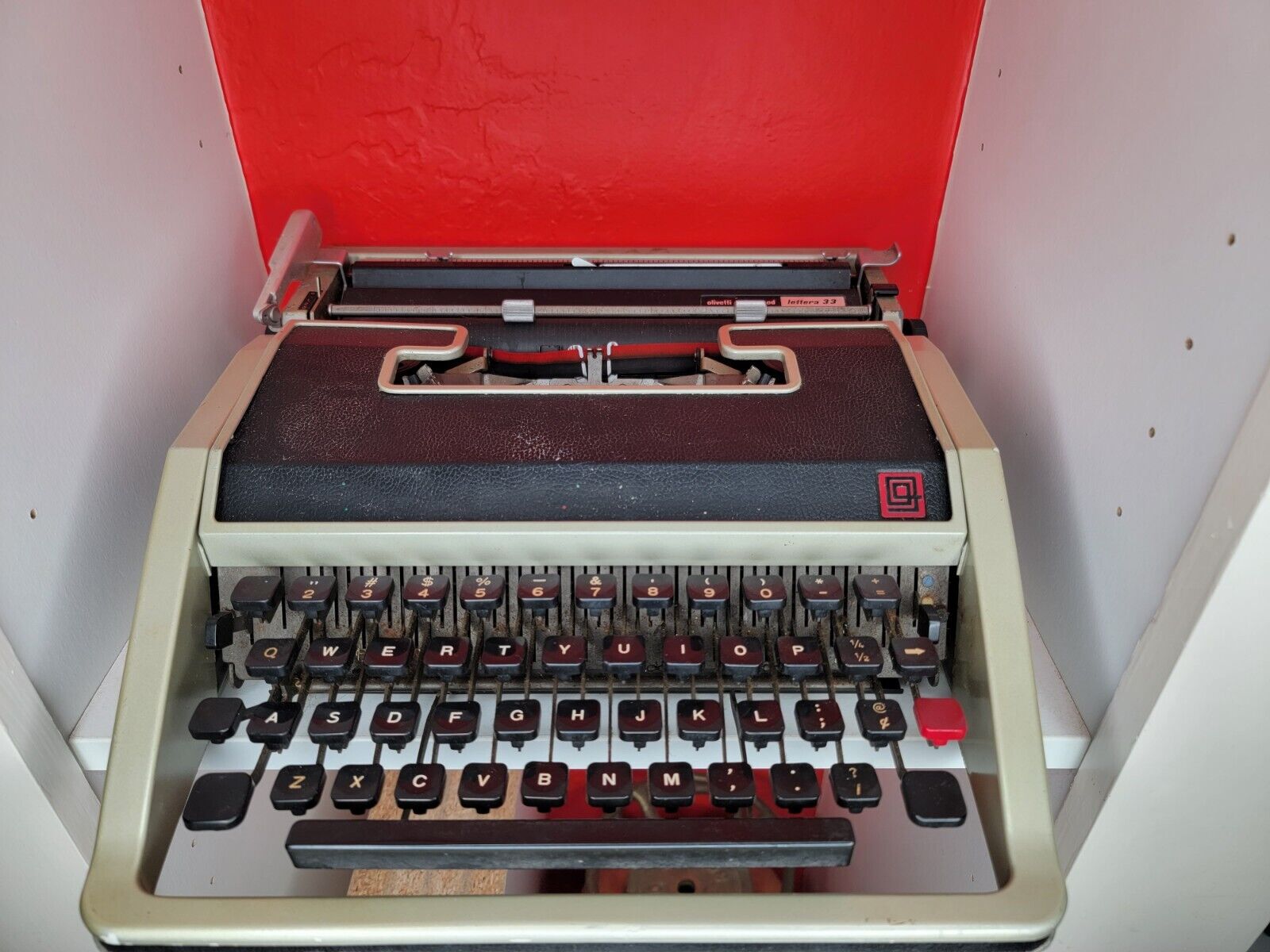1960\'s Olivetti Underwood Lettera 33 Portable Manual Typewriter / Needs Repair