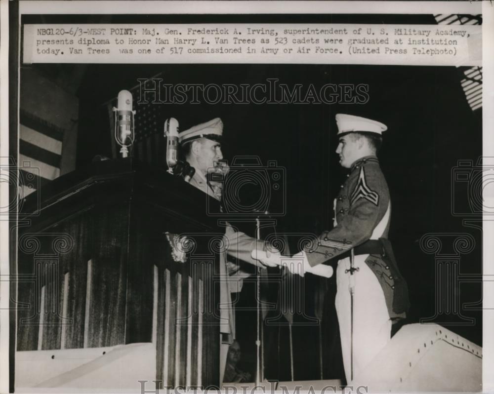 1952 Press Photo West Point Maj Gen Frederick Irving & diploma to HL Van Trees