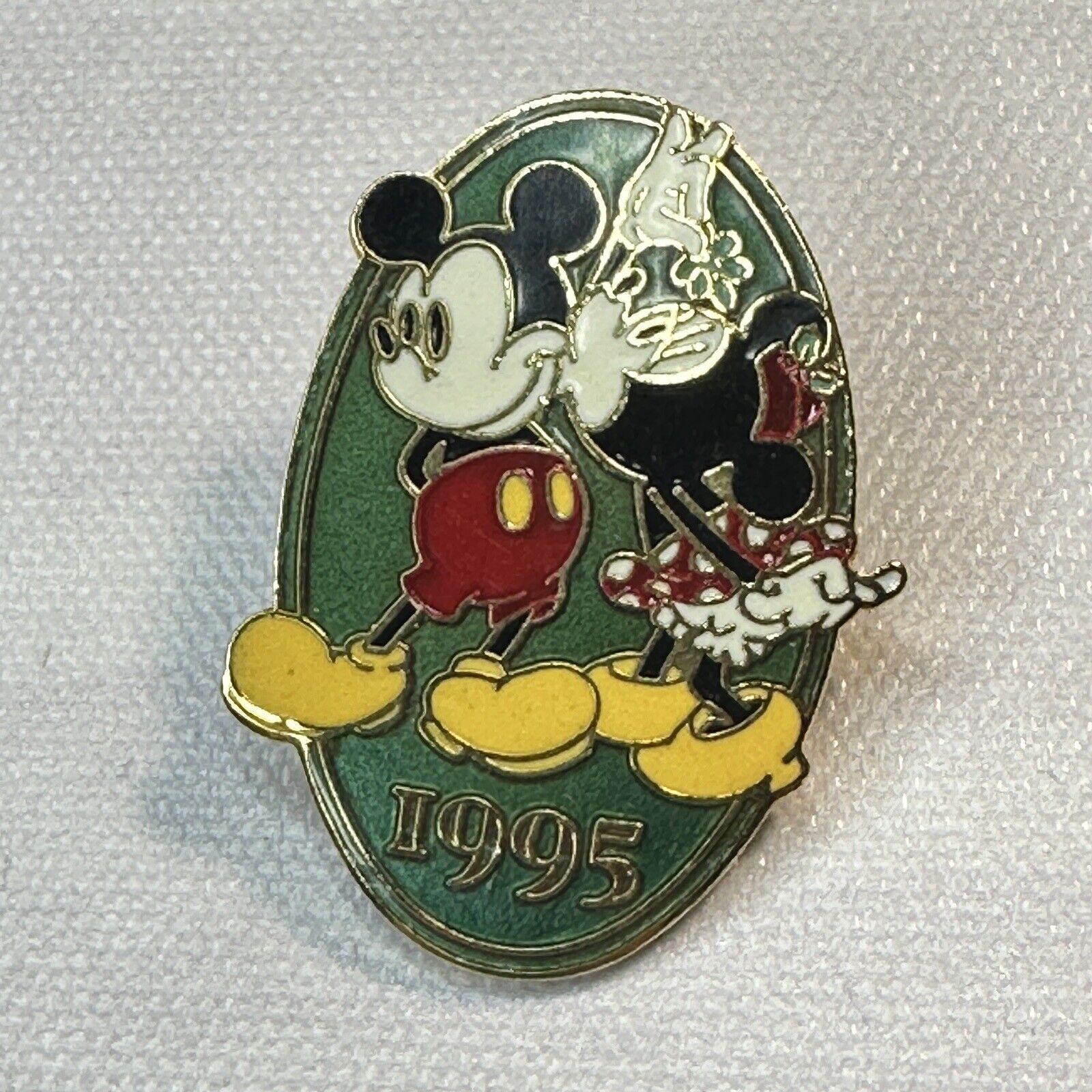 Disney 1995 Holiday Minnie & Mickey Disney Store Kiss Disney Pin
