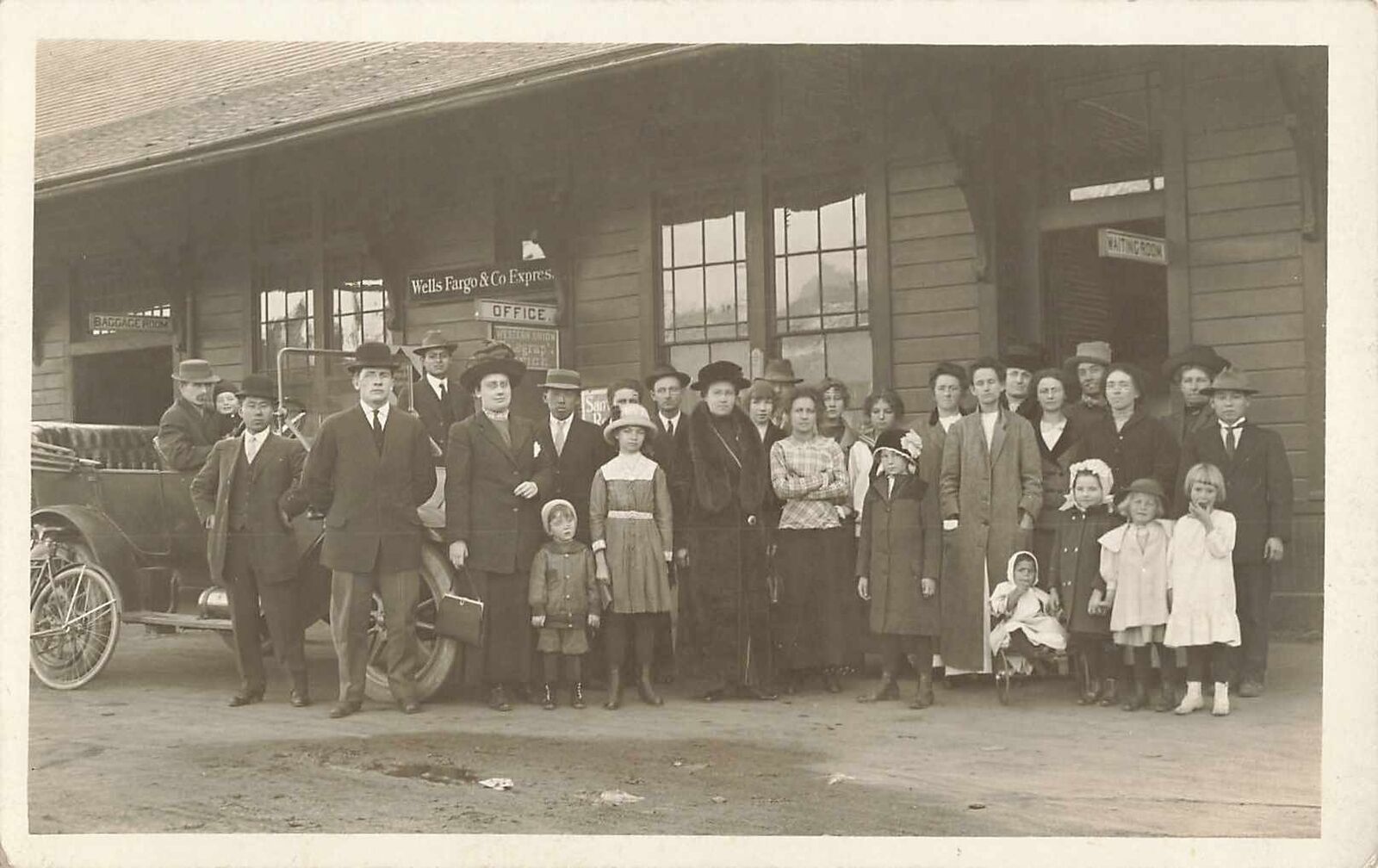 1910s Wells Fargo Express Office Train Depot Wealthilye Asian & Black Man Photo 