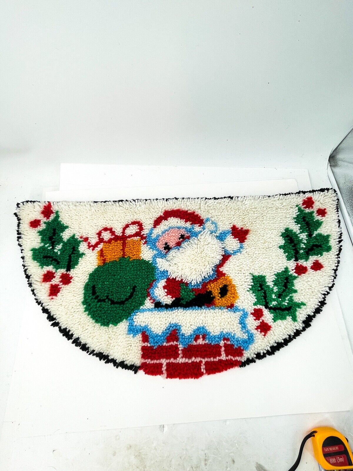 Vtg 1970's Santa Claus Latch Hook Finished Wall hanging or rug, no damage. 33x16