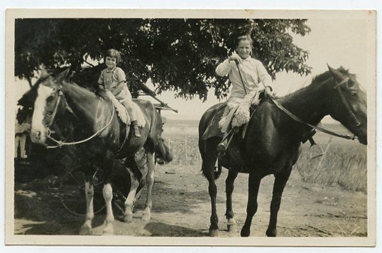 Real Photo Postcard - 2 Little Girls - On Horseback - Tarjeta Postal 
