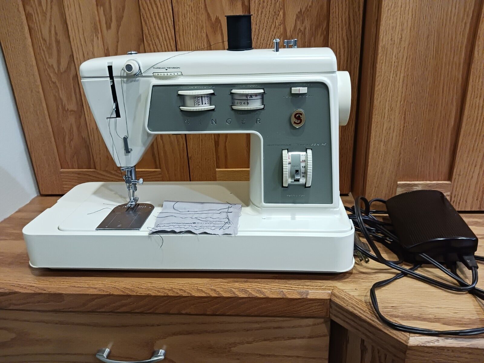 Vintage Singer Zig Zag Model #734 Sewing Machine wi Pedal - Runs Great - READ