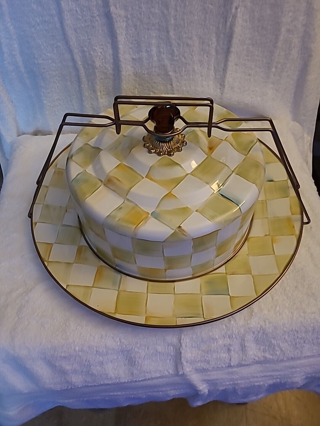 BRAND NEW MACKENZIE CHILDS PARCHMENT CHECK ENAMEL CAKE CARRIER PLATE