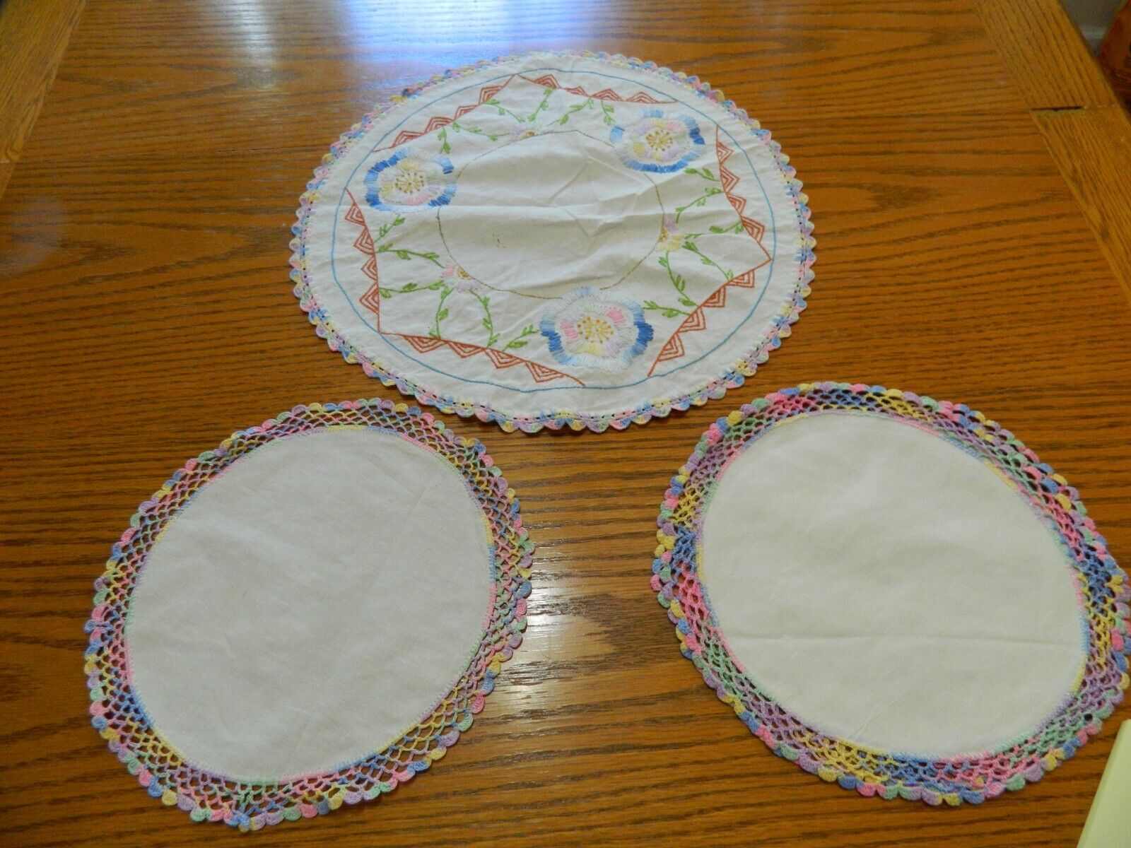 L-22 4 VINTAGE WHITE COTTON DOILIES WITH COLORFUL HAND CROCHETED EDGING