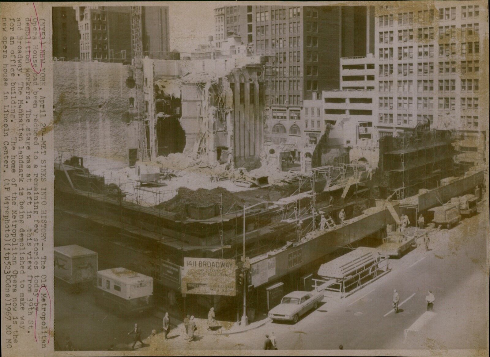 LG827 1967 Wire Photo MET SINKS INTO HISTORY Opera House Demolished New York