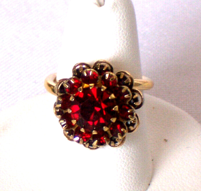 SARAH COVENTRY VINTAGE COLLECTIBLE RING SIZE 6.5 WONDERFUL CONDITION
