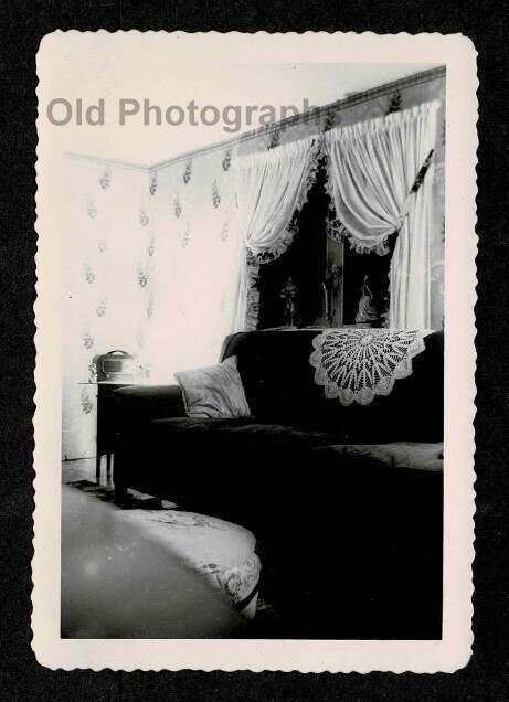 LIVING ROOM LAMP LIGHT RADIO COUCH/SOFA DOILY FIGURINES OLD/VINTAGE PHOTO- A754