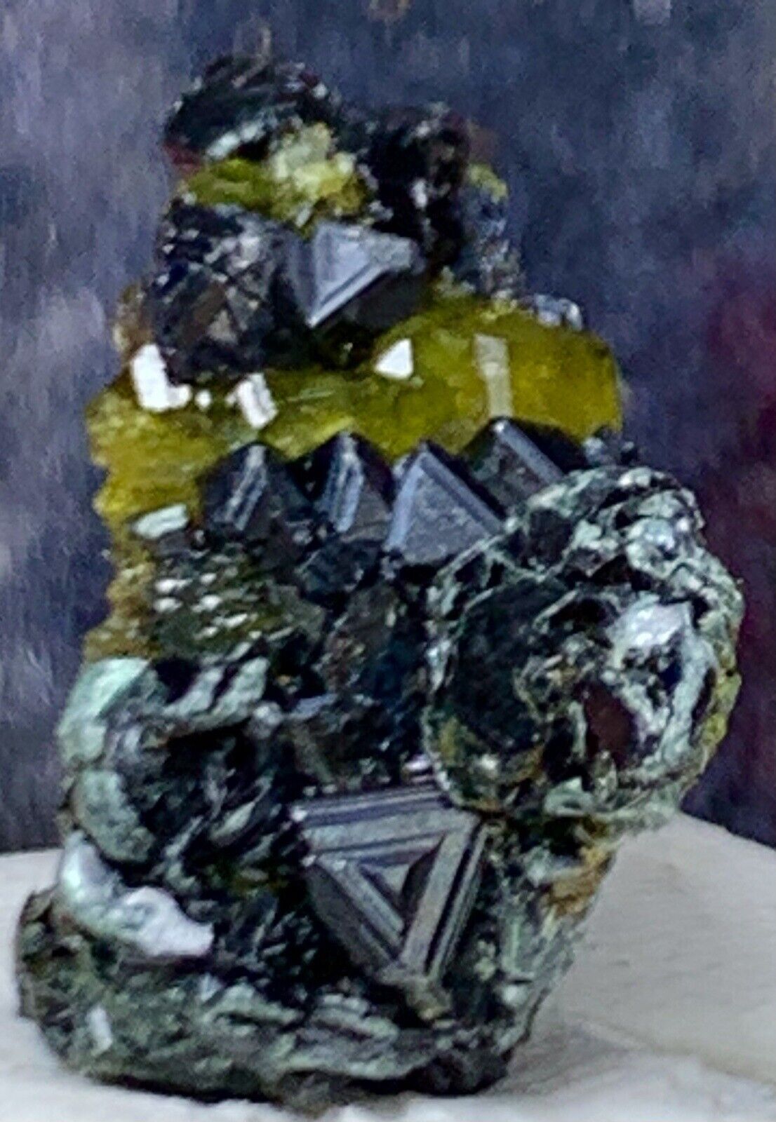14 Carats very beautiful magnetite crystals combined with Diapside And Mica