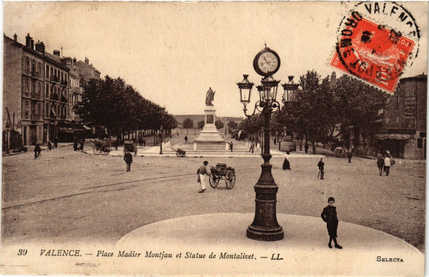 CPA VALENCE Place Madier-Montjau and Statue of Montalivet (404072)