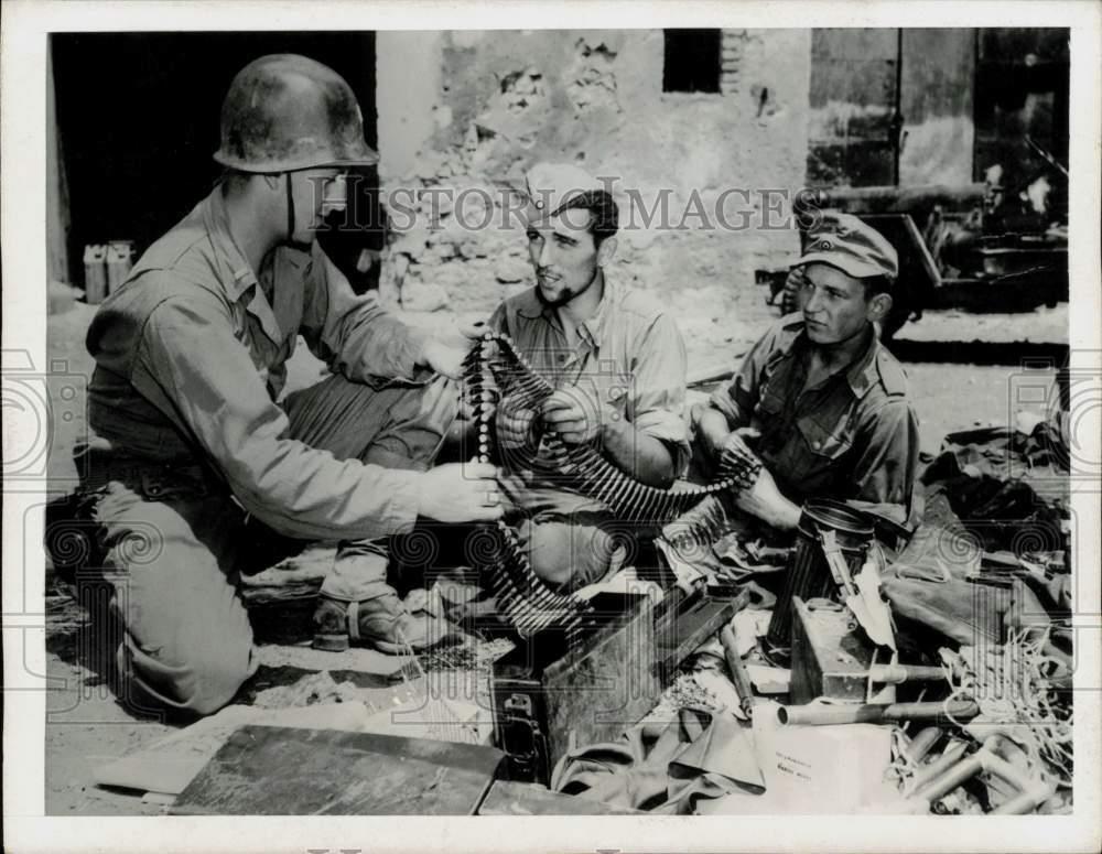 1943 Press Photo Lt. Romano questions German prisoners about ammunition, Sicily