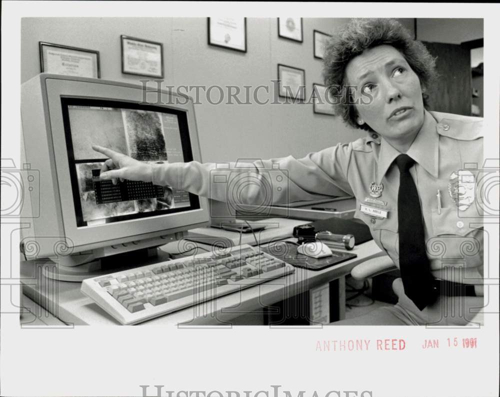1991 Press Photo WPD Officer Vicki Abele shows Automated Fingerprint ID System