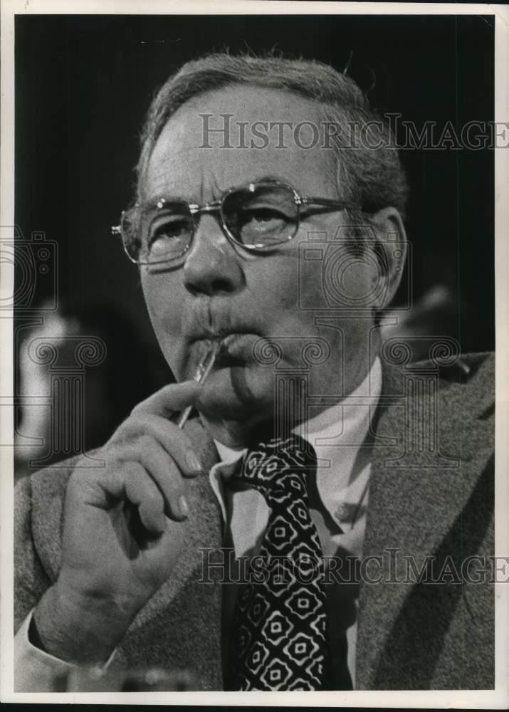 1975 Press Photo Gulf Oil Corp. chairman Bob Dorsey speaks with the Senate.