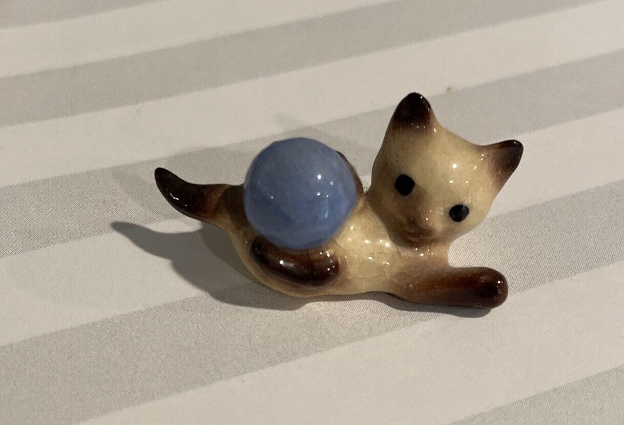 Retired Hagen Renaker Siamese Kitten With Blue Ball 1.5” Figurine 