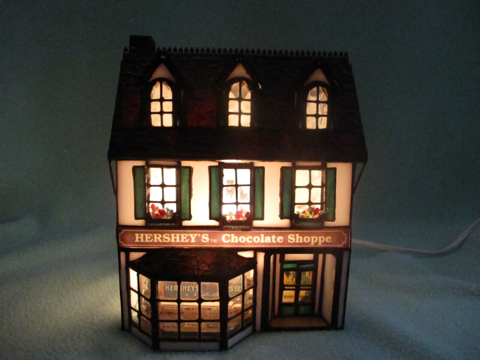VTG 1996 AMAZZE HERSHEY\'S LIGHTED STAINED GLASS THE CHOCOLATE SHOPPE TOWN LTD ED