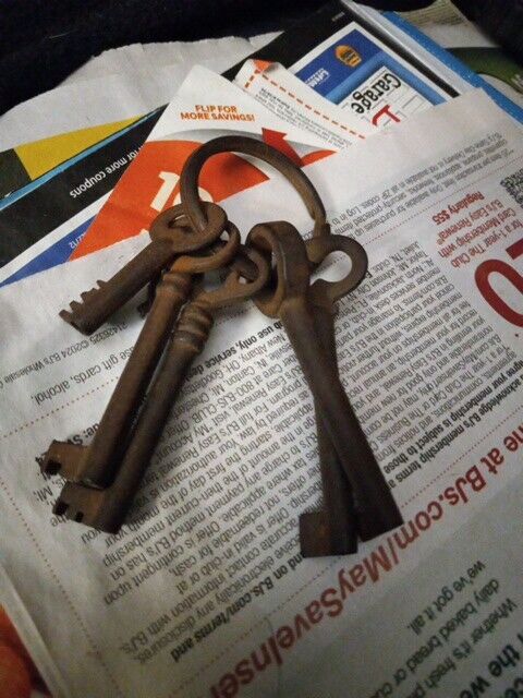 LOT OF 5 Antique  Cast Iron Steel Skeleton Key Lock Keys ON Vintage RING Rare 