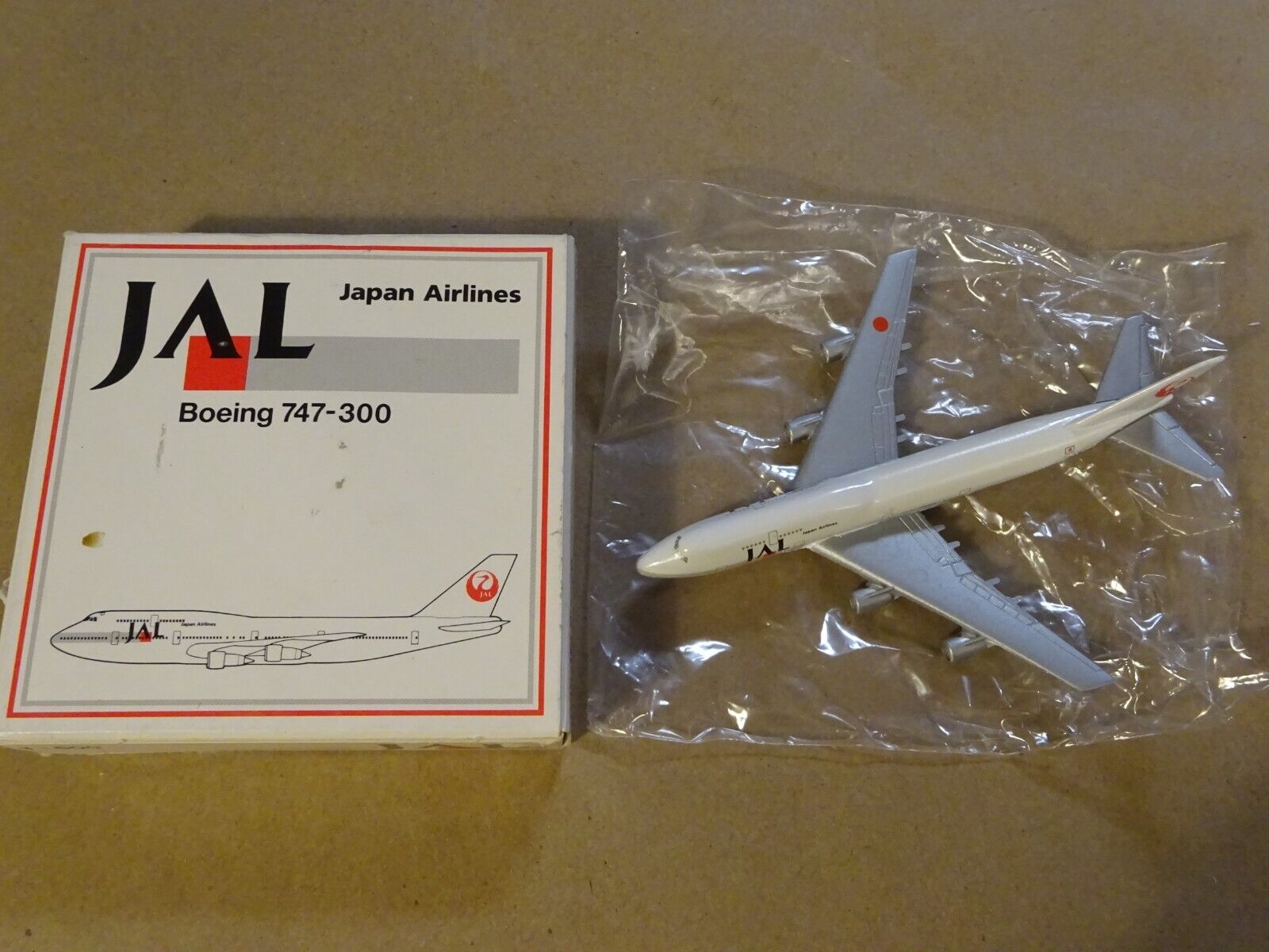 Schabak 1:600  Japan Airlines JAL Boeing 747-300 901/11b Diecast Airplane Figure