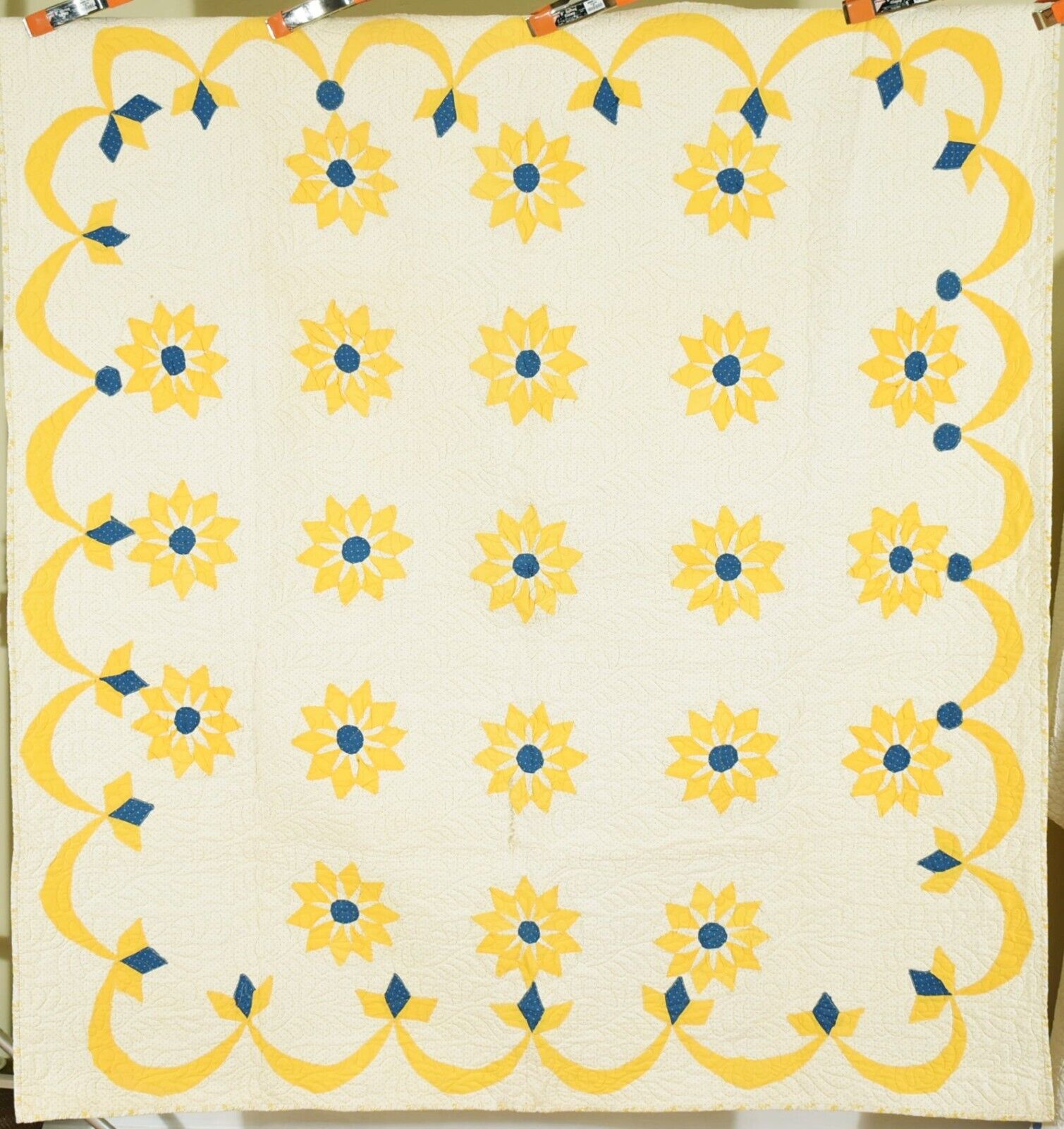 Cheery Vintage Sunburst / Sunflower Quilt, Nice Swag Border