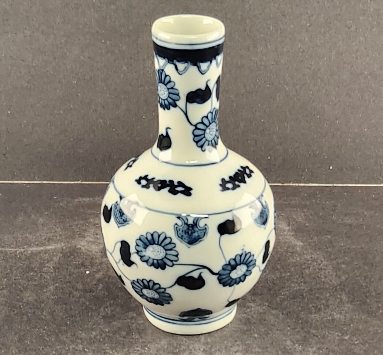 Chinese Porcelain Bud Vase Blue White Round 3\