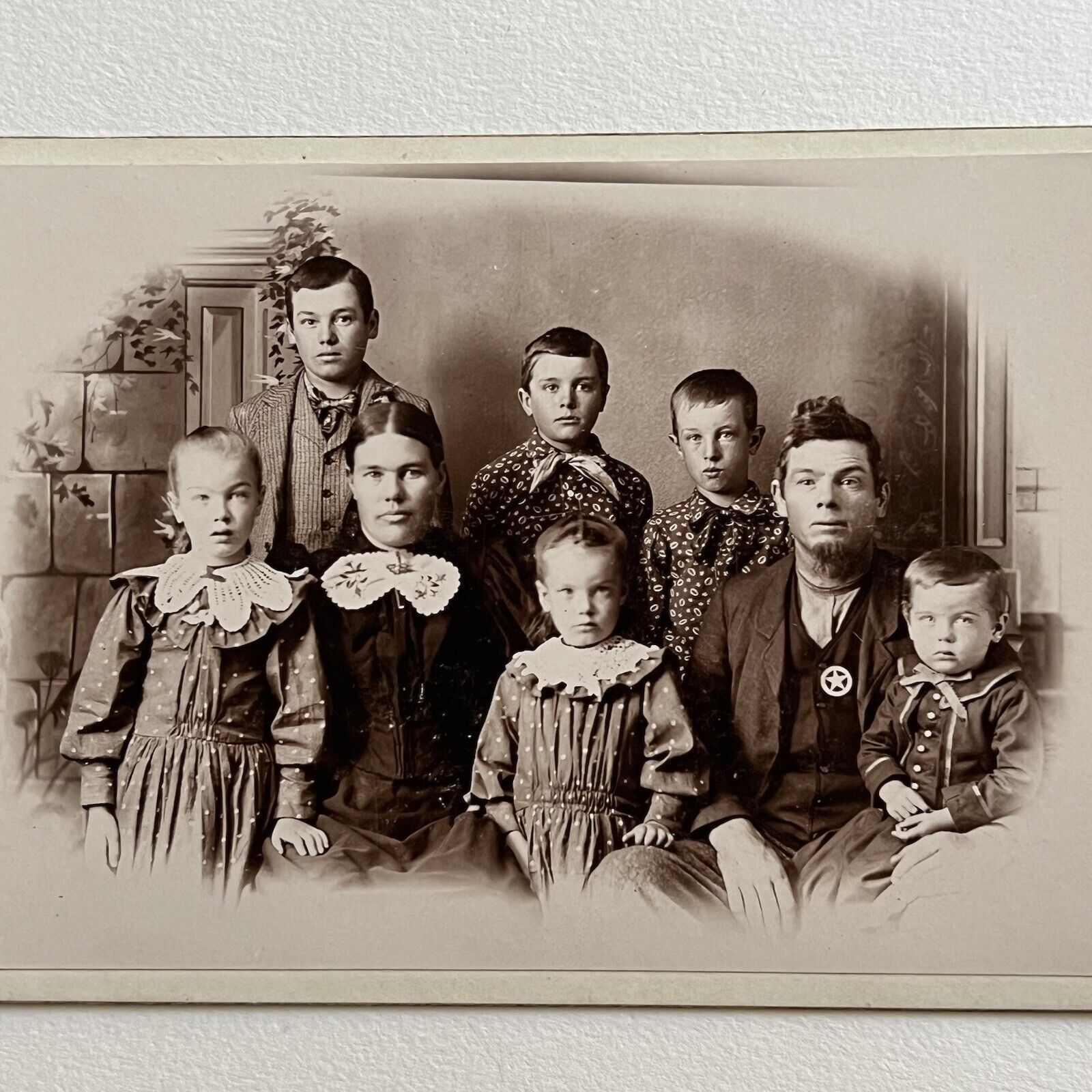 Antique Cabinet Card Photograph Big Family 6 Children Sheriff Badge Stayton OR