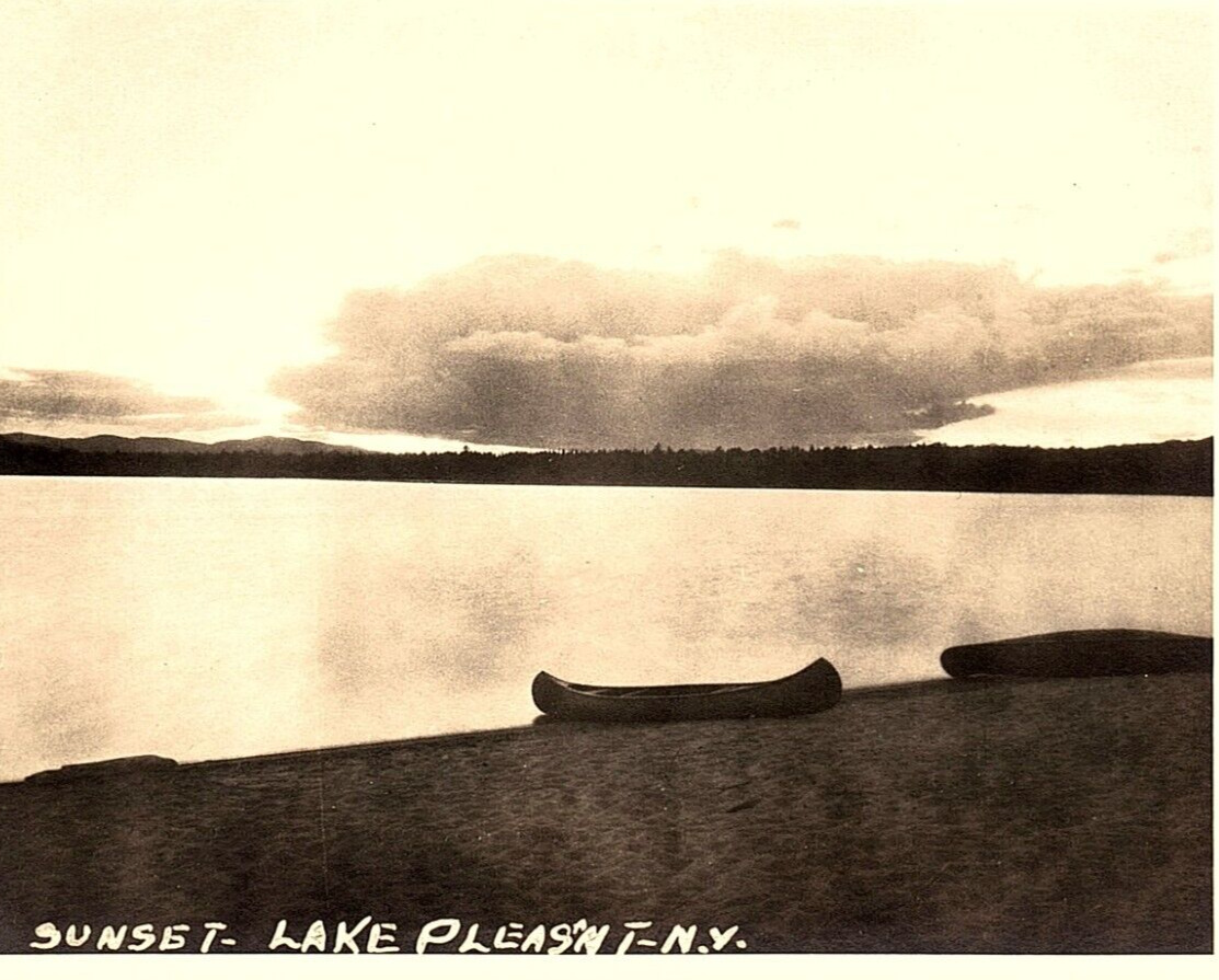 1920s LAKE PLEASANT NEW YORK NY SUNSET BOATS ON SHORELINE RPPC POSTCARD P2843