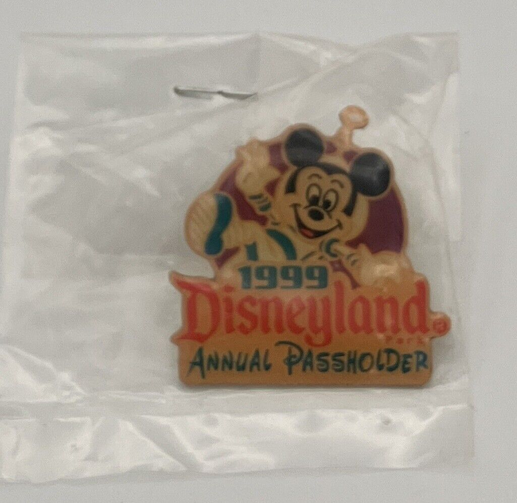 Disneyland Official Pin Trading Vintage 1999 Annual Passport Holder Pin