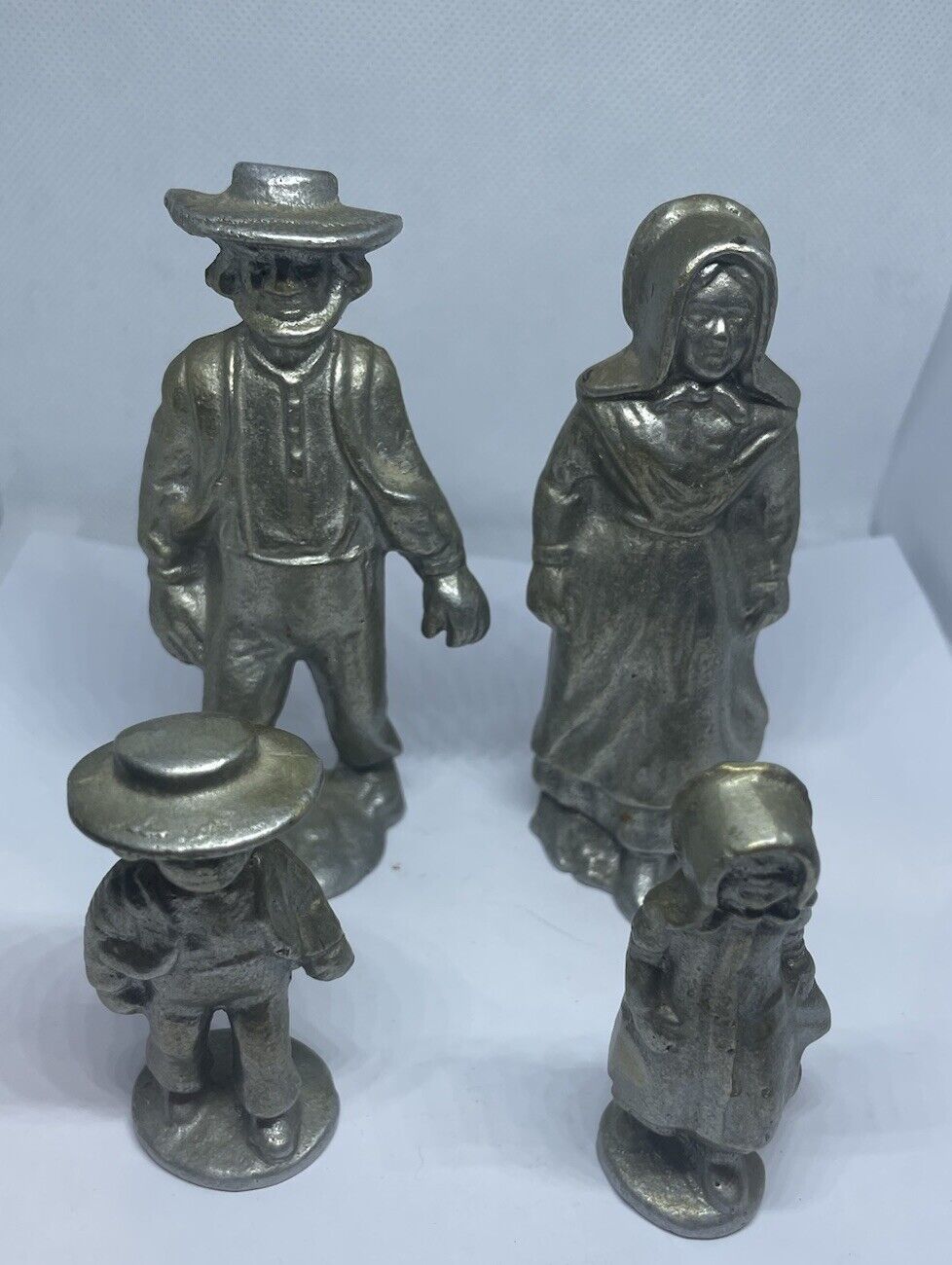 Amish Figurines Family 3-5\