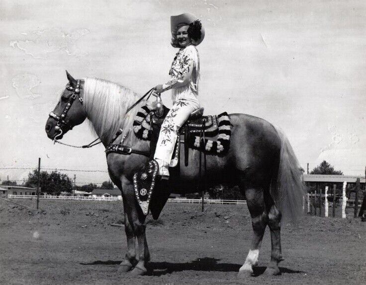 Old West RODEO COWGIRL  Pendleton 1930s  vintage 8 x 10  photo