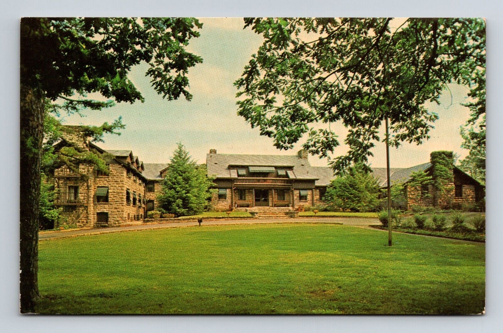 Vintage 5.5x3.5 in postcard unposted DuPont Lodge Cumberland Falls State Park KY
