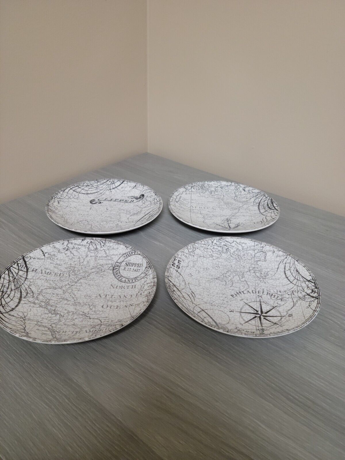 222 Fifth DUE NORTH Set of 4 Grey White Appetizer Dessert Plates 6\