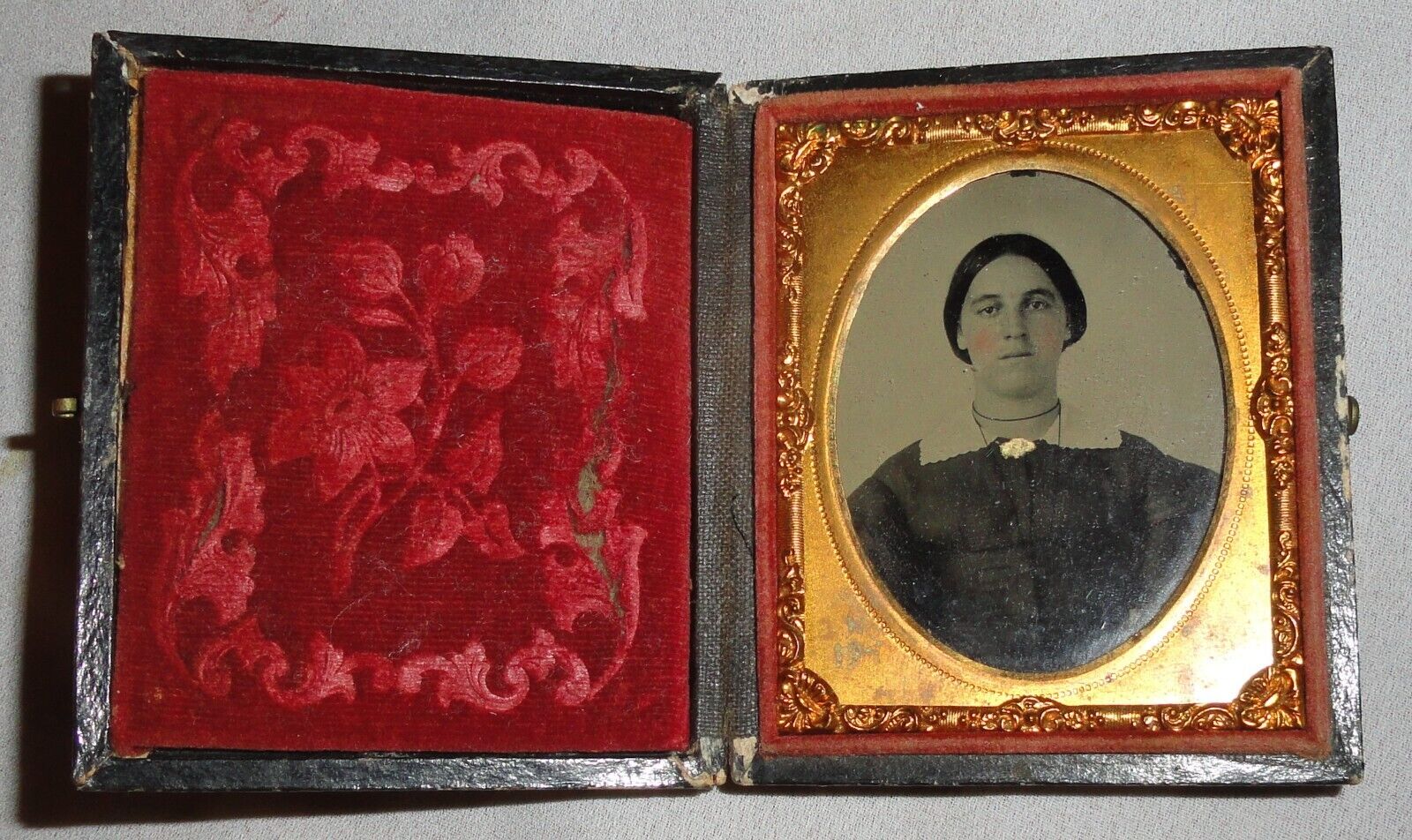 Antique Ambrotype (1/9th Plate) Image Photo 1800’s Woman/Female in Leather Case