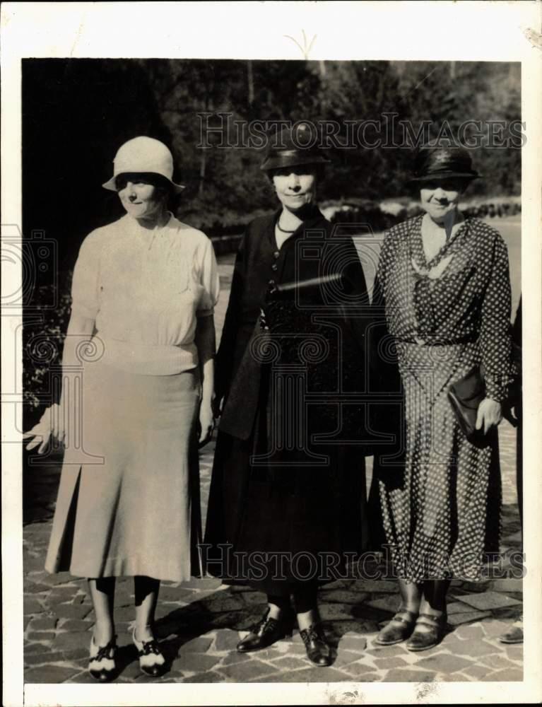 1933 Press Photo Mrs. Calvin Coolidge & women - pix36953
